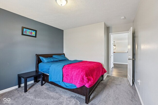 Building Photo - 6673 Laurelwood Dr