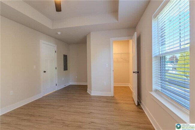 Building Photo - 1411 Greenview Dr