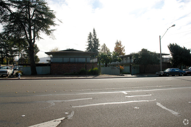 Building Photo - Lakeside Apartments