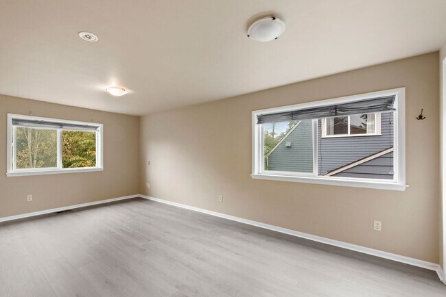 Building Photo - Nice 4-bed, 2-bath single-family home with...