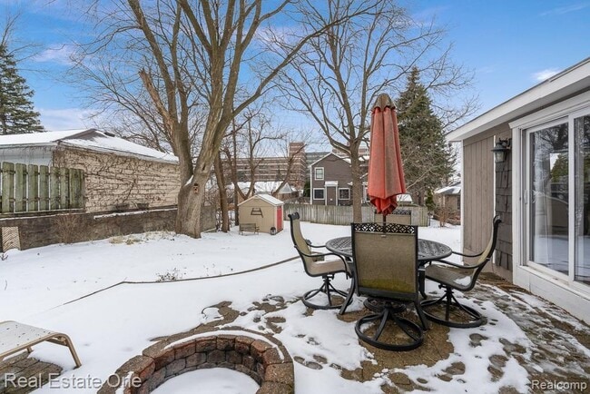 Building Photo - 333 N Helen Ave