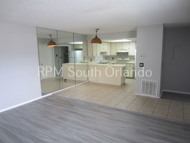 Building Photo - 36 Windtree Ln