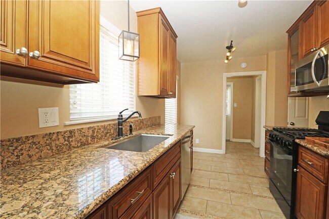 Building Photo - 412 Catalpa Ave
