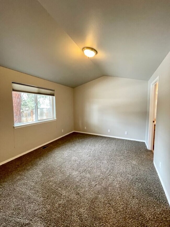 Building Photo - Beautiful 3 Bedroom Single Level home near...