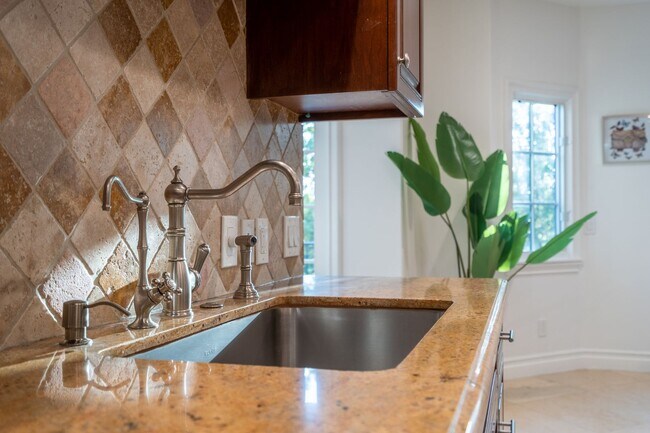 Building Photo - GORGEOUS 7 BED 6.5 BATH FOR LEASE IN BEVER...