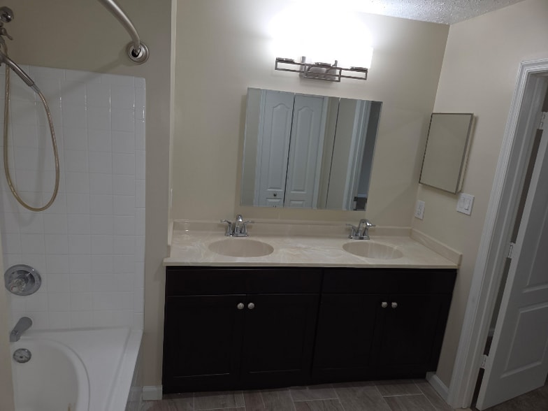 Building Photo - 4604 Deepwood Ct