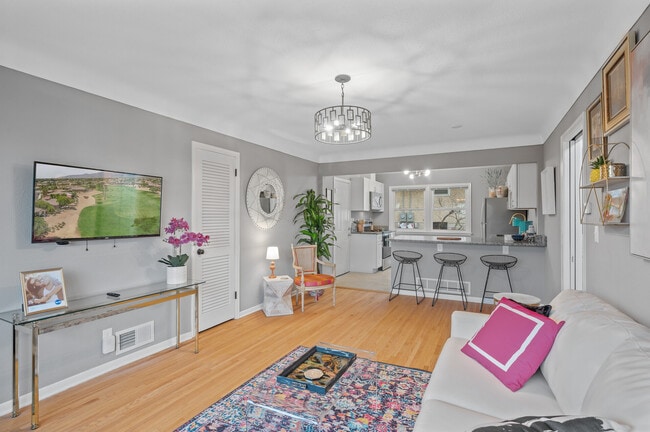 Building Photo - 248 Ruth St N