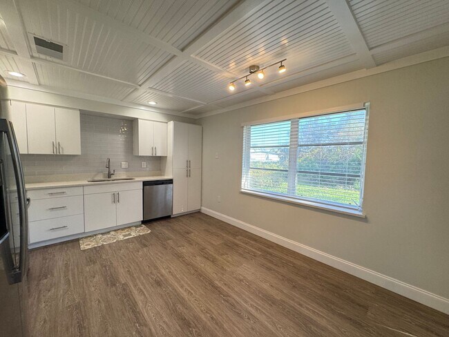 Building Photo - AVAILABLE NOW!  2 Bedroom 2 Bath Duplex with 1 Car Garage!