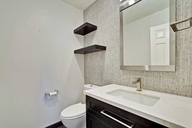 Building Photo - Beautiful and spacious 3 bedroom 2.5 bath ...