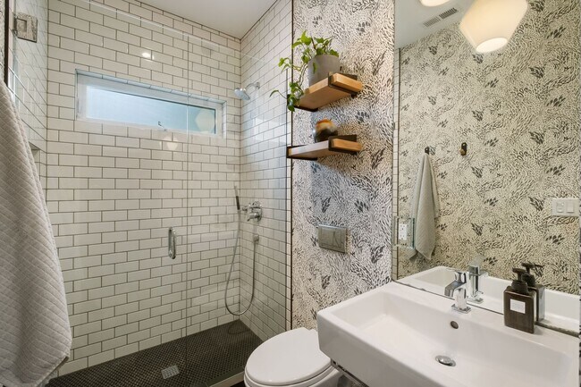 Building Photo - 2835 NE 40th Ave