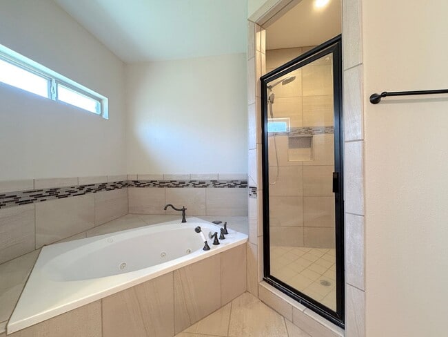 Building Photo - West El Paso 4 bed refrig A/C Home in Ench...