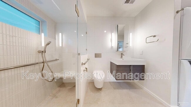 Building Photo - 466 Country Club Dr