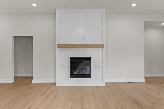 Building Photo - 702 S Thornridge Dr