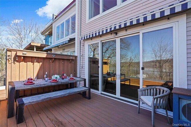 Building Photo - 493 Warburton Ave