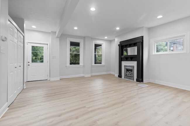 Building Photo - 392 Calderwood Ave