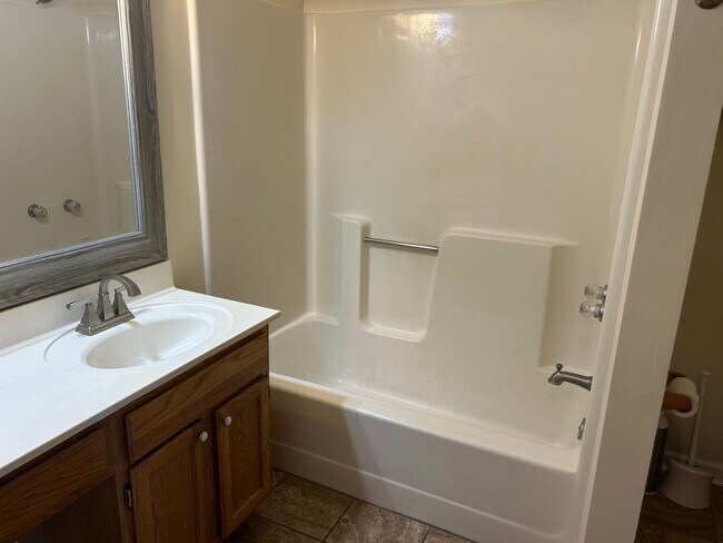 Building Photo - 2 Bedroom, 1 Bath One Level Blountville