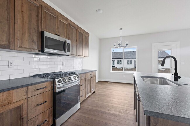 Building Photo - Modern 6 Bed, 4 Bath Twin Home in Sugar City!