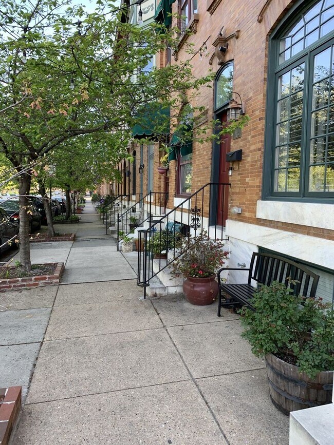 Building Photo - 143 S. Linwood Ave/4 Bed, 4.5 Bath TH in P...