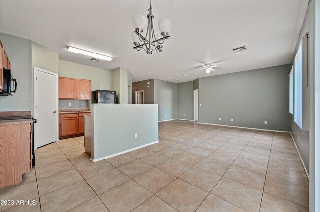 Building Photo - 7409 N Solano Dr