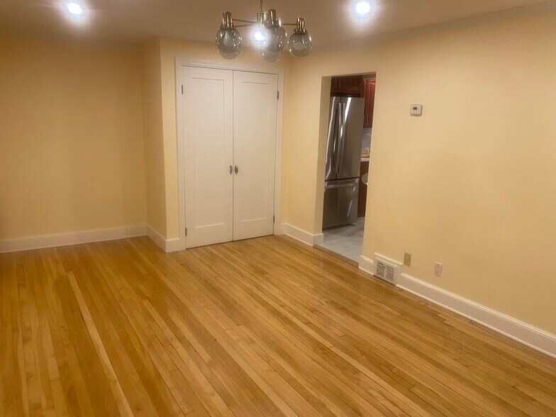 Building Photo - 6 Southmere Rd