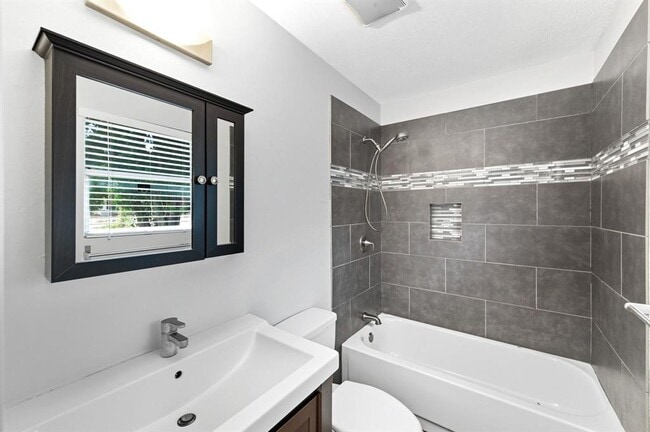 Building Photo - 1401 Olander St