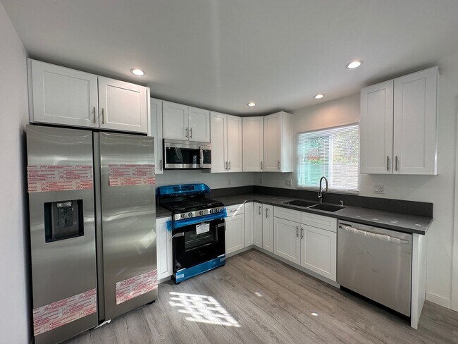 Building Photo - Stunning 3+2 ADU on a picturesque street i...