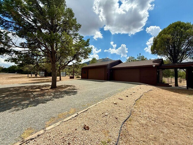Building Photo - Custom home on 3 acres in Williamson Valley