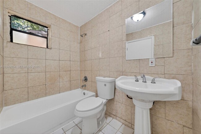 Building Photo - 762 NE 131st St