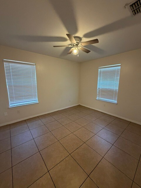 Building Photo - 307 W Reid Dr