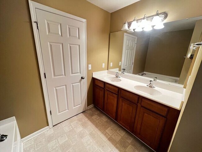 Building Photo - 226 S Lamplighter Ln