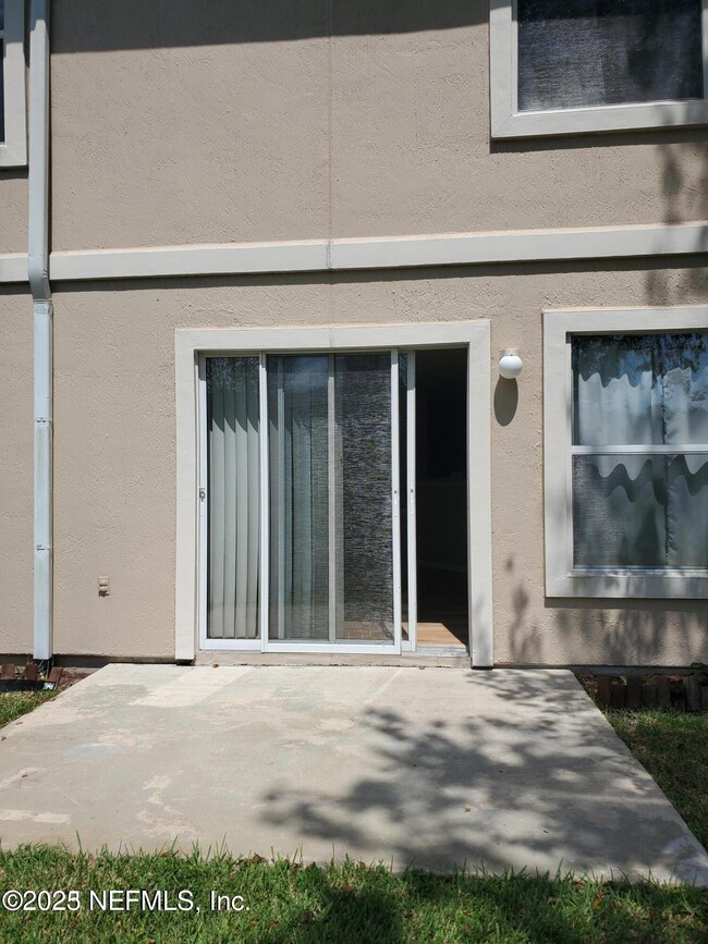 Building Photo - 1625 Vineland Cir