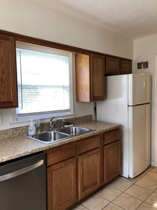 Building Photo - Spacious 2 Bed House!!