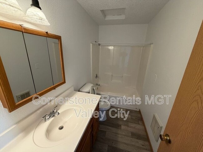 Building Photo - 912 9th Ave SE