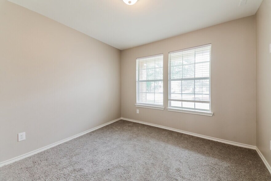 Building Photo - 1008 Halifax Ln