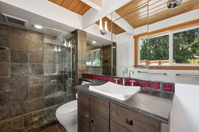 Building Photo - Beautifully Remodeled 3 Bed/2 Bath Edmonds...
