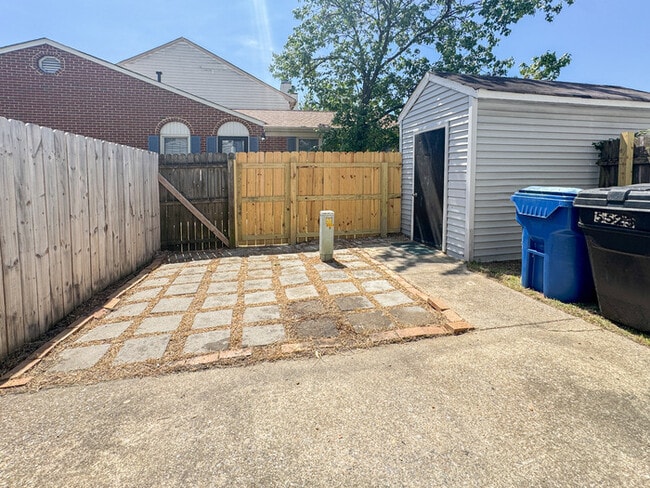 Building Photo - Charming 3 Bedroom, 1.5 Bathroom Townhome in Kempsville