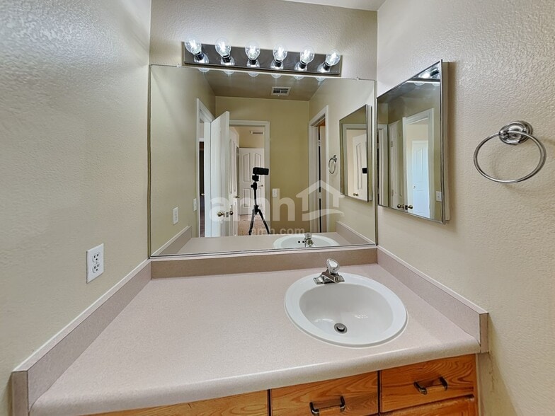 Building Photo - 924 Country Skies Ave