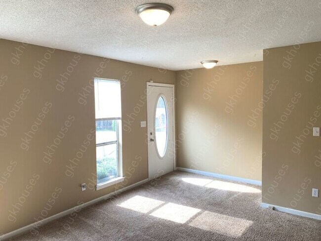 Building Photo - 3 beds 1 baths Pet Friendly (1 pet max)