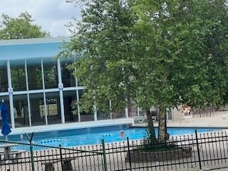 Building Photo - 18 E Old Willow Rd