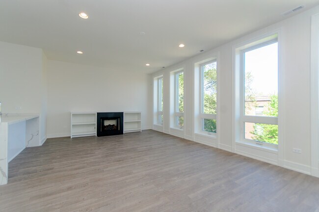 Building Photo - 2812 N Mildred Ave
