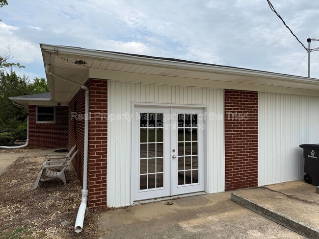 Building Photo - 2345 Griffith Rd