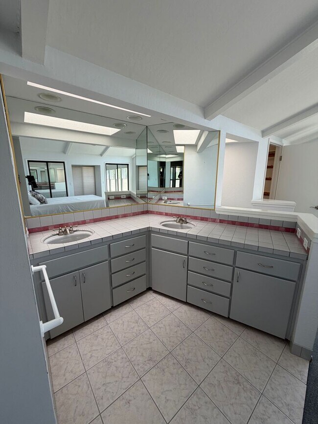 Building Photo - Charming Residence in Belmont