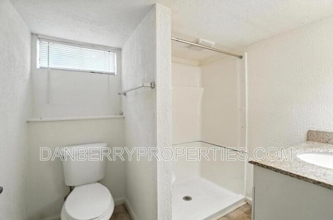 Building Photo - 822 Searles Rd