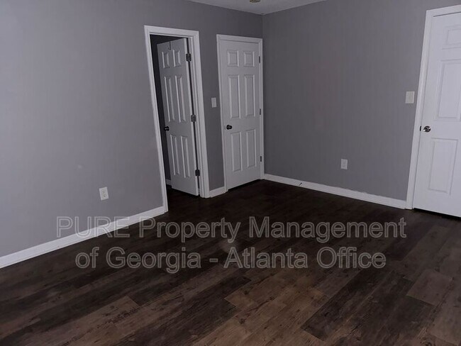 Building Photo - 4210 Oakwood Rd