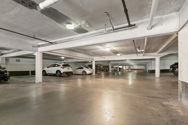 Building Photo - 2Bd/1.75Ba Seattle Condo