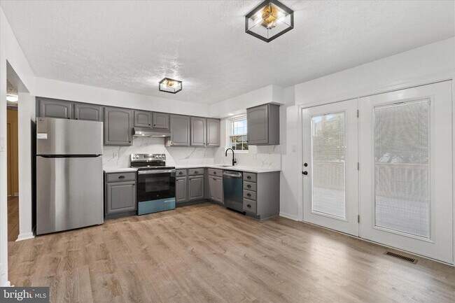 Building Photo - 841 Briar Ct