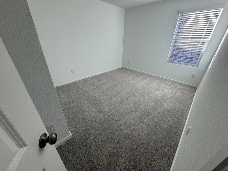 Bedroom 2 - 14138 Lampard St