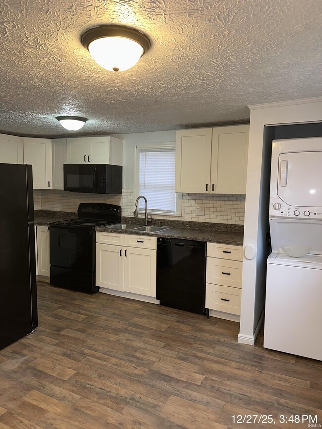 Building Photo - 1009 E Spraker St