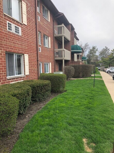 Building Photo - 880 Lakeside N Dr