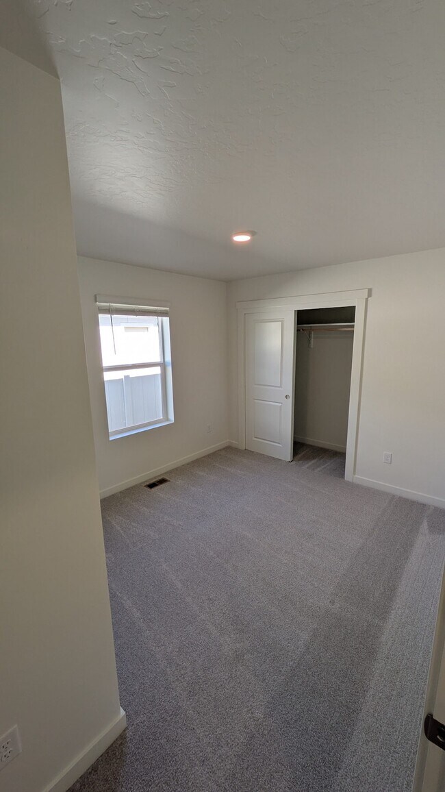 Building Photo - 4693 W Quarterhorse Dr